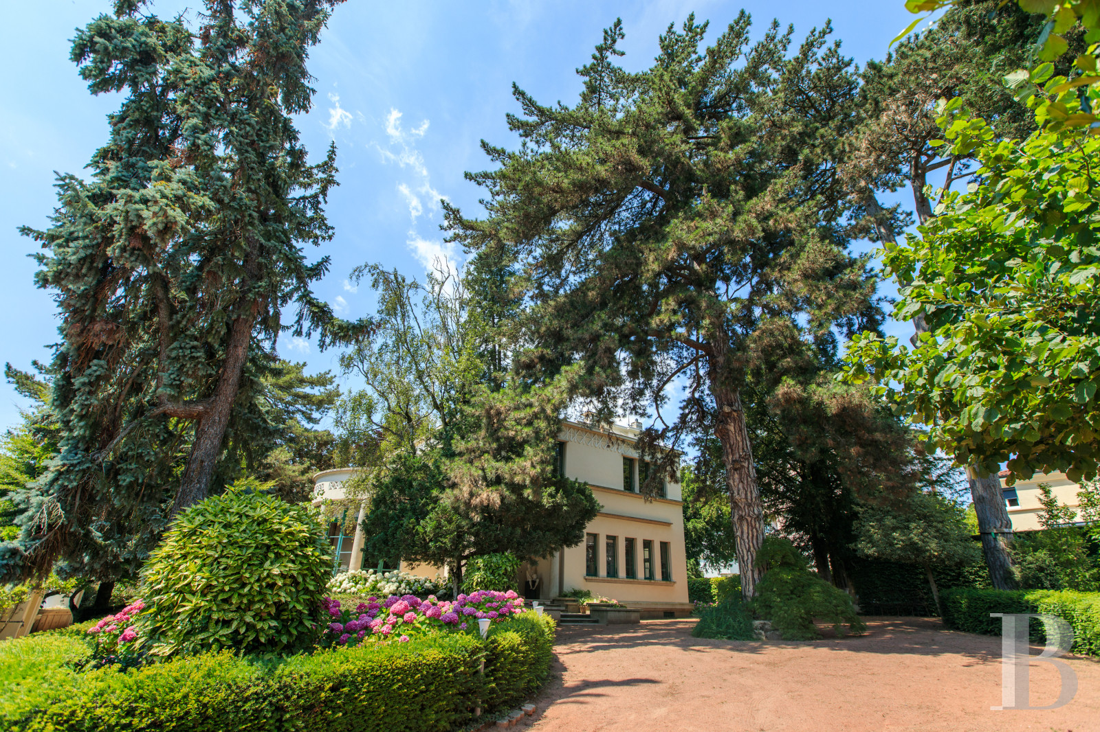 En Saône-et-Loire, à Mâcon, une villa et son jardin entièrement de style Art déco - photo  n°4